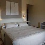Simonetta's Ното