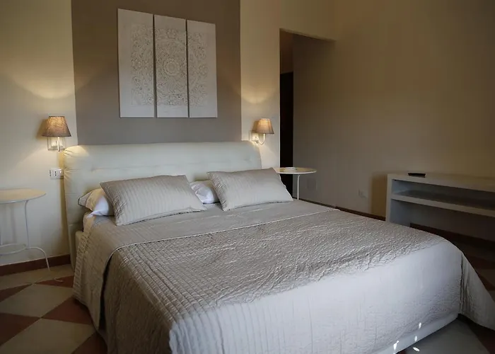 Simonetta's Ното